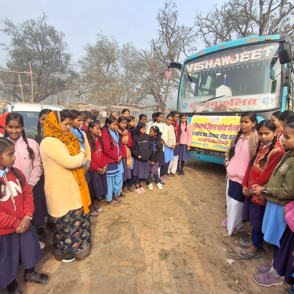 चंडिहा के छात्र-छात्राएं पटना भ्रमण पर रवाना:गोलघर, चिड़ियाघर और अशोक स्तंभ का करेंगे दौरा, बिहार दर्शन योजना से मिलेगा लाभ