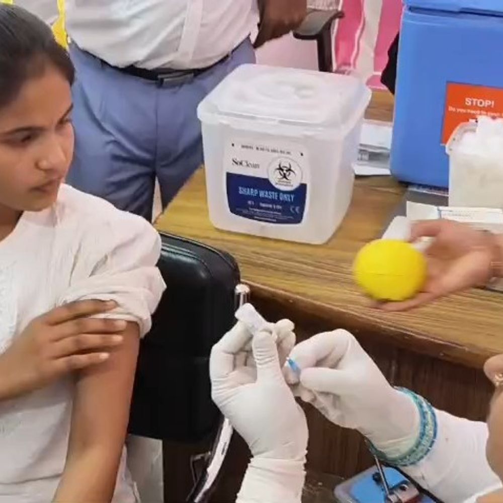 कैमूर में HPV वैक्सीन टीकाकरण शुरू:भभुआ सदर अस्पताल में लड़कियों को सर्वाइकल कैंसर से बचाव के लिए दी वैक्सीन