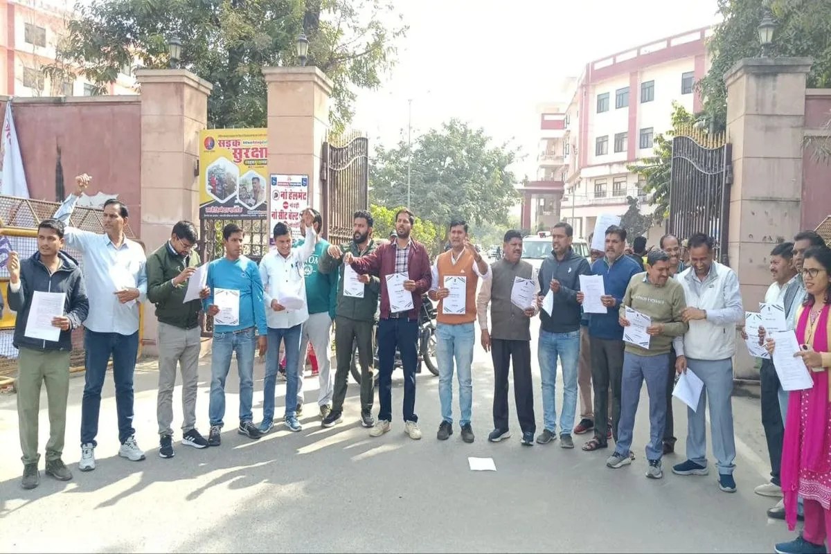 Alwar News: बजट से कर्मचारियों में आक्रोश, बजट की प्रतिलिपि जलाई