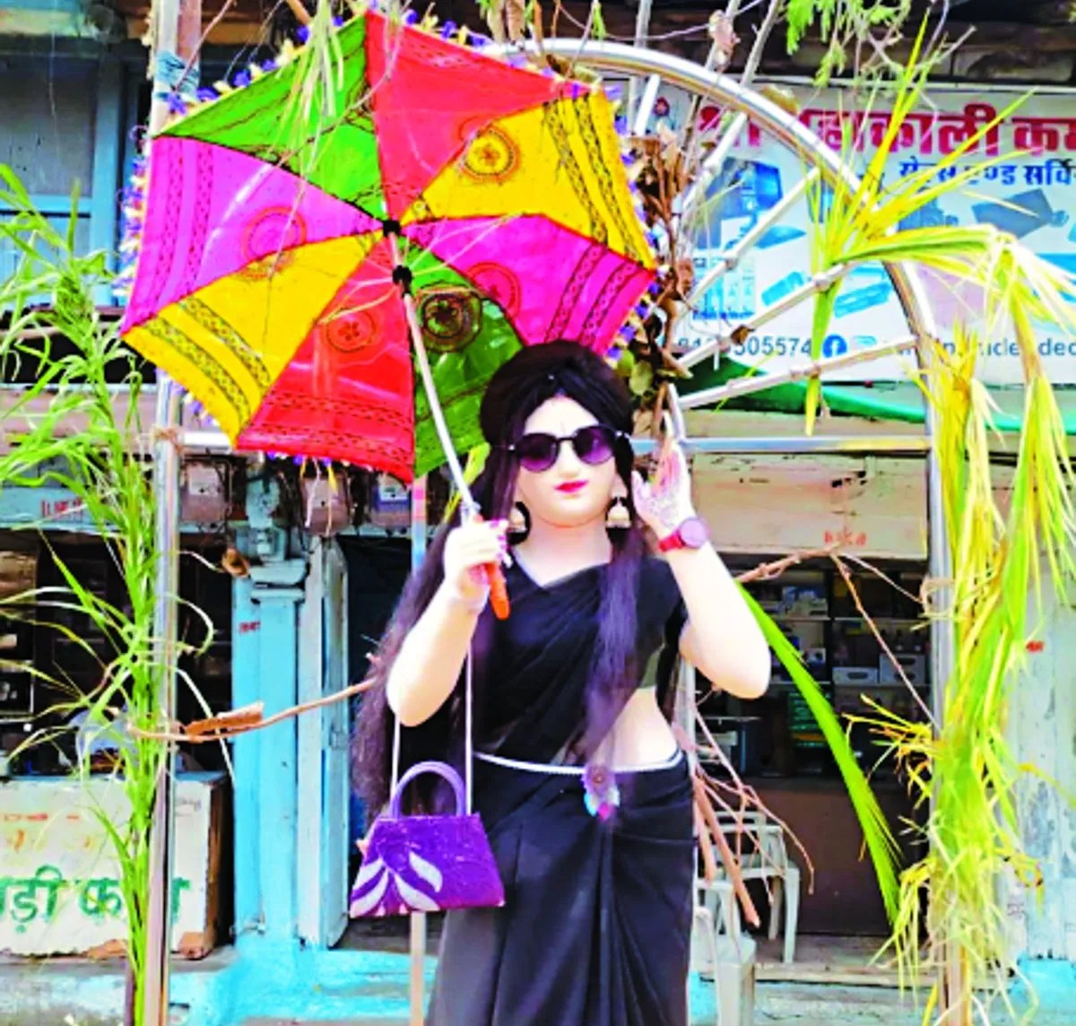 Video: मोबाइल-छाता थामे होलिका बनी आकर्षण का केंद्र, शिक्षा सदन चौराहे पर अनोखे अंदाज में होगा दहन