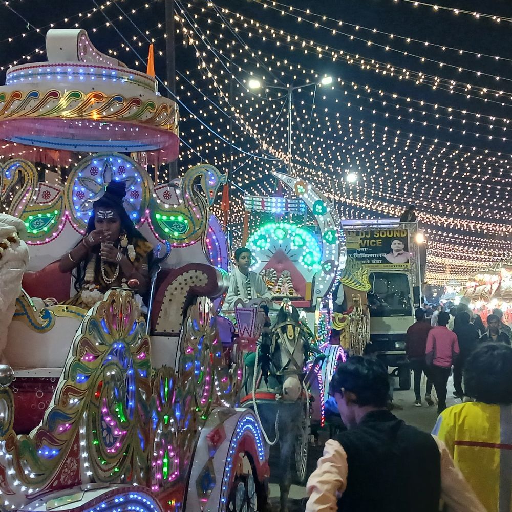 सागर में 16 फीट ऊंचे नंदी पर बैठकर निकले भोलेनाथ:बाबा की शाही बारात, 1 क्विंटल फूलों से सजी पालकी; हर चौक-चौराहे पर पुलिस तैनात