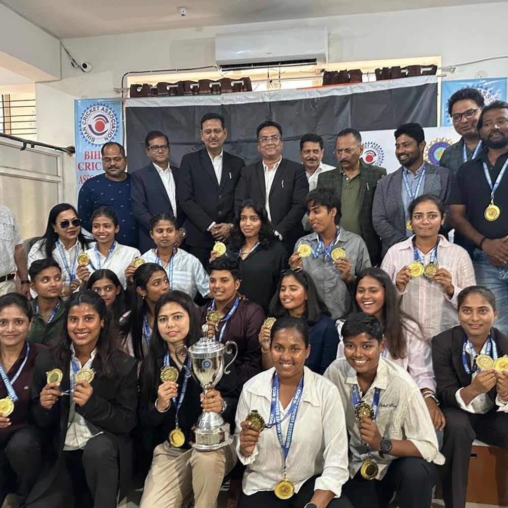 बिहार क्रिकेट एसोसिएशन में सम्मान समारोह:पूरे टूर्नामेंट में अजेय रहकर बिहार महिला टीम ट्रॉफी जीती, स्मृति चिन्ह और प्रशस्ति पत्र मिले