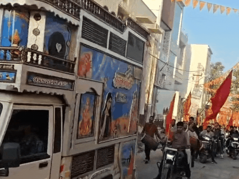 पीरू सिंह बस्ती में उमड़ा भक्ति का सैलाब:भव्य वाहन शोभा यात्रा के साथ ‘विराट हिंदू सम्मेलन’ का शंखनाद, 551 महिलाओं की कलश यात्रा और हवन के साथ कल आयोजित होगा कार्यक्रम