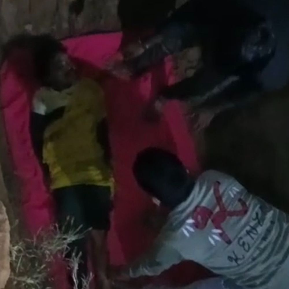 तीन मृतक बच्चियों को जमीन में दफना किया अंतिम संस्कार:शाम को ही प्रशासन ने कराया पीएम रात मे हुआ अंतिम संस्कार गांव में पसरा मातम