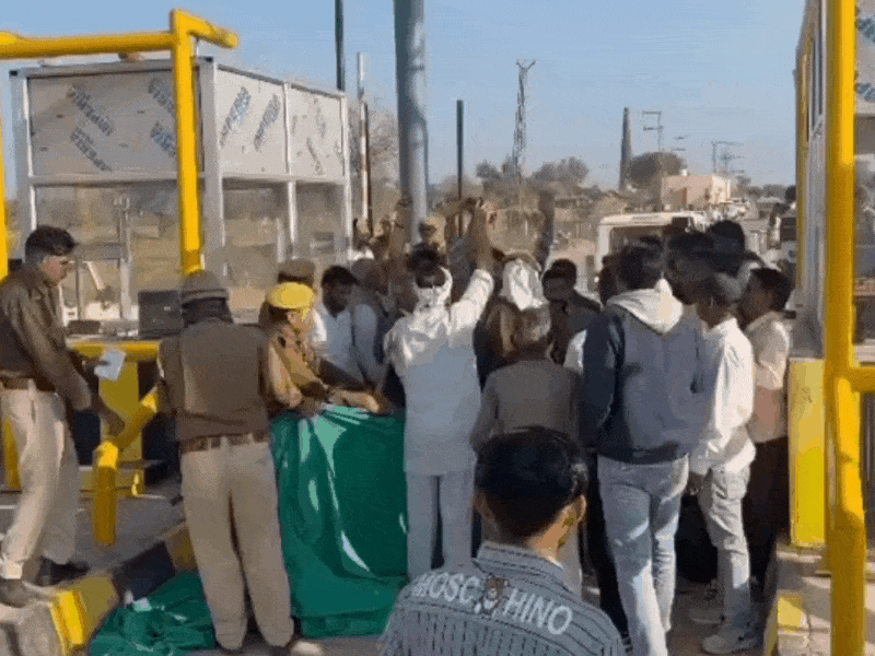 धनूरी टोल पर पुलिस का बल-प्रयोग:ग्रामीणों को खदेड़ा, फिर शुरू हुआ धरना, प्रदर्शनकारियों को हिरासत में लिया, कुछ देर बाद किया रिहा