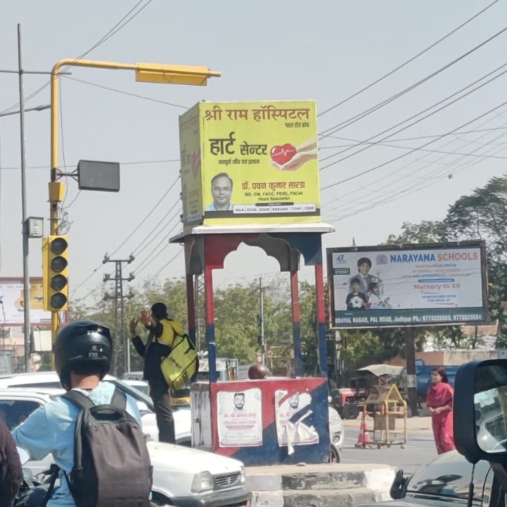 VVIP विजिट में बिजी पुलिस, डिलीवरी बॉय ने संभाला ट्रैफिक:शास्त्रीनगर में पुलिस नहीं दिखी तो डिलीवरी बॉय ने दिखाई राह