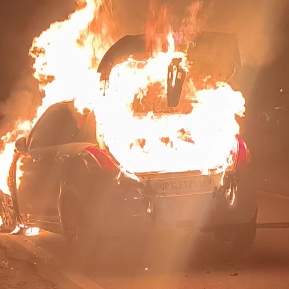 लखनऊ में आग का गोला बनी चलती कार:परिवार ने कूदकर बचाई जान; पहले चिंगारी उठी फिर लग गई आग