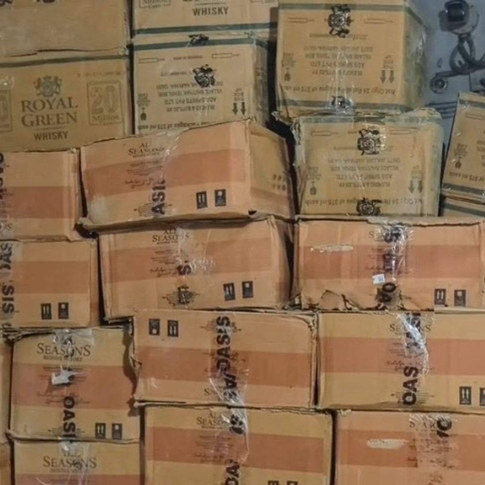 दरभंगा में ट्रक से 52 लाख की शराब बरामद:खलासी गिरफ्तार, ड्राइवर मौके से भागने में कामयाब रहा; गुप्त सूचना के आधार पर कार्रवाई