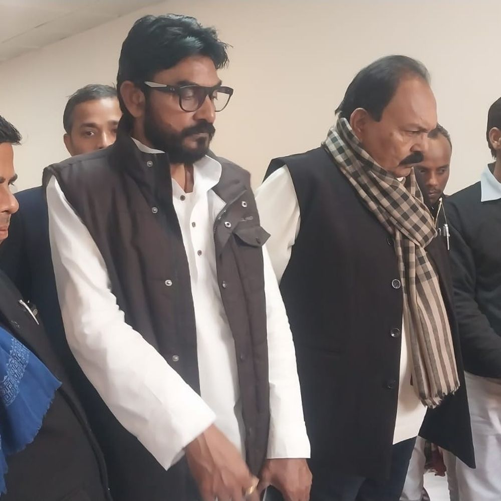 अनुसूचित जाति–जनजाति आयोग के अध्यक्ष डीएमसीएच पहुंचे:मारपीट की घटना में घायल मरीजों से मिले, कहा- 2 दिन के अंदर मुआवजा मिलेगा