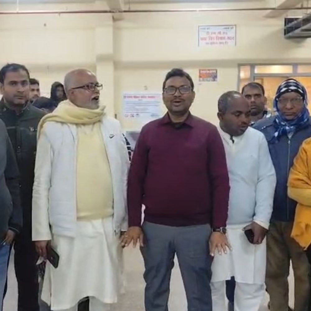 हरिनगर हिंसा, पीड़ित परिवारों को 6.64 लाख की सहायता:दरभंगा DMCH में एडमिट घायलों को सौंपा चेक, तोड़फोड़ का मुआवजा भी जल्द मिलेगा