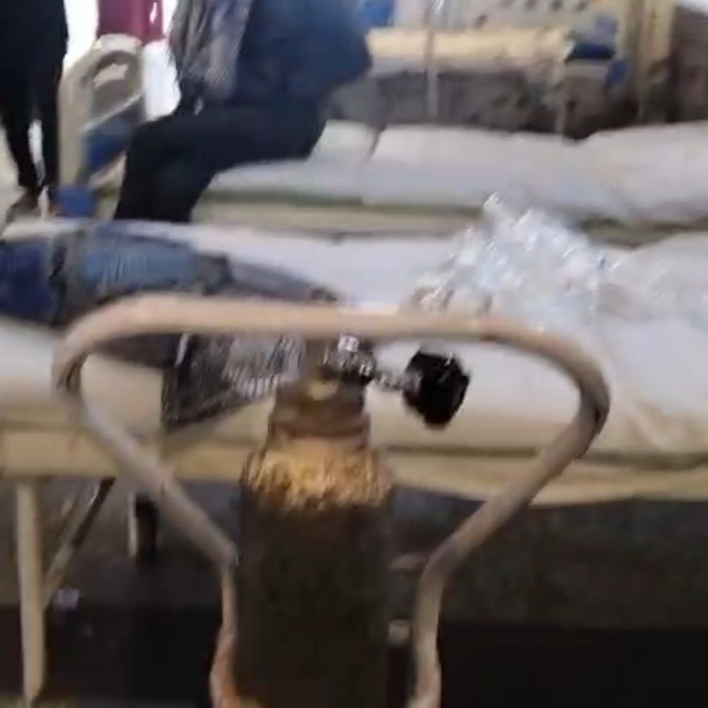 डीएमसीएच के इमरजेंसी वार्ड में अचानक ऑक्सीजन सप्लाई बाधित:परिजनों का हंगामा, स्टाफ के साथ नोकझोंक; खाली सिलेंडर मंगाने का लगाया आरोप