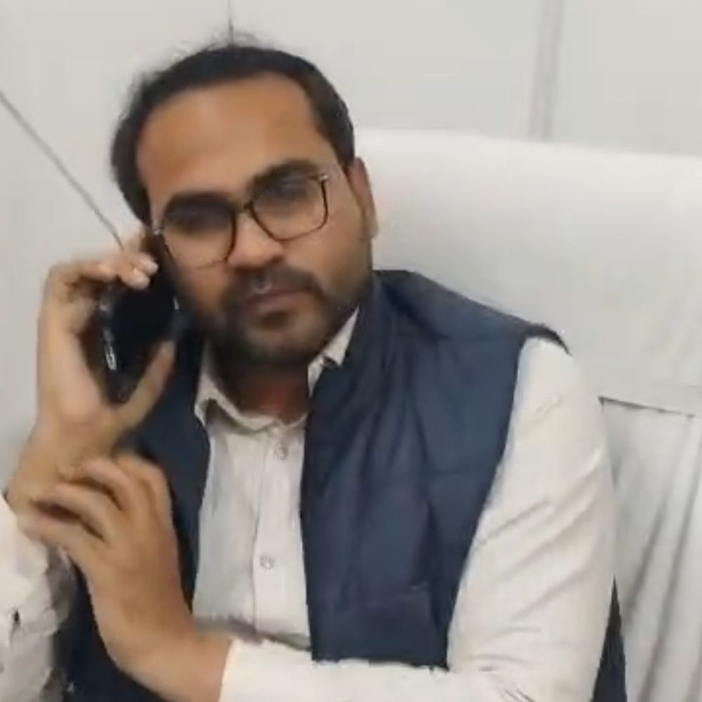 कुशेश्वरस्थान अंचल कार्यालय में वकील-सीओ के बीच नोकझोंक:दरभंगा में विजय सिन्हा ने दिया था आश्वासन; पीड़ित ने गलत व्यवहार करने का लगाया आरोप