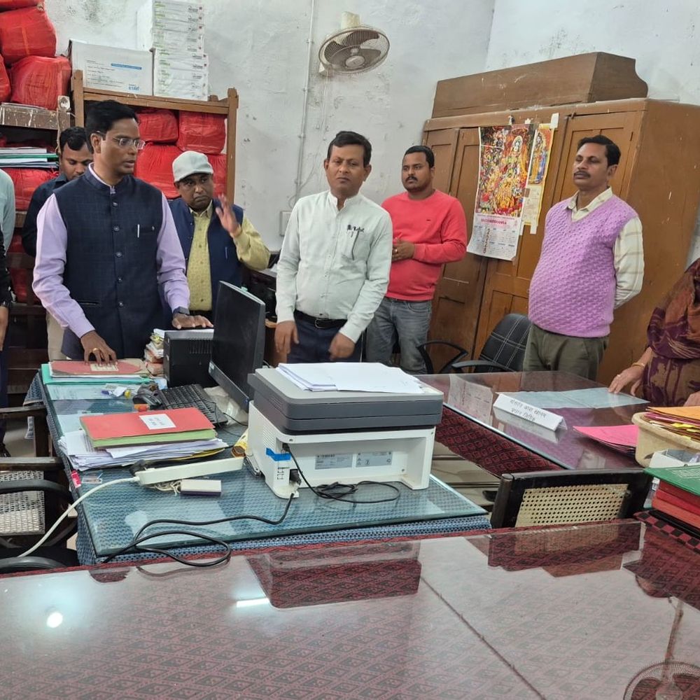 दिव्यांग बच्चों को स्कूल में बांटे जूते-चप्पल:दरभंगा डीएम ने कलेक्ट्रेट के ब्रांच का किया निरीक्षण, पुराने सामान को हटाने के आदेश
