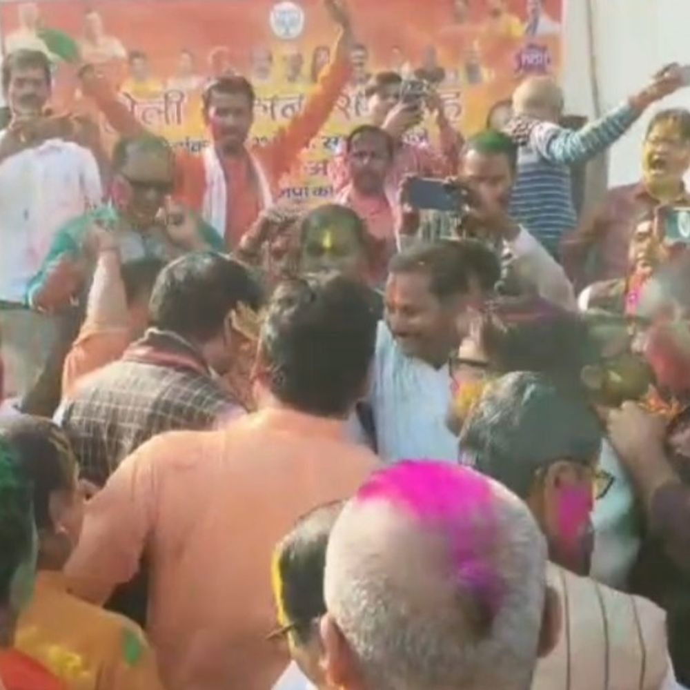 दरभंगा भाजपा कार्यालय में होली मिलन समारोह:सांसद, विधायक-पूर्व मंत्री शामिल हुए, गाना गाकर एक दूसरे को लगाया रंग