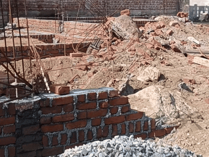 झांसी नगर निगम ने गिराया अवैध मकान:भूमाफियाओं ने बेच दी सरकारी जमीनें, गायब कर दिए बोर्ड और पिलर