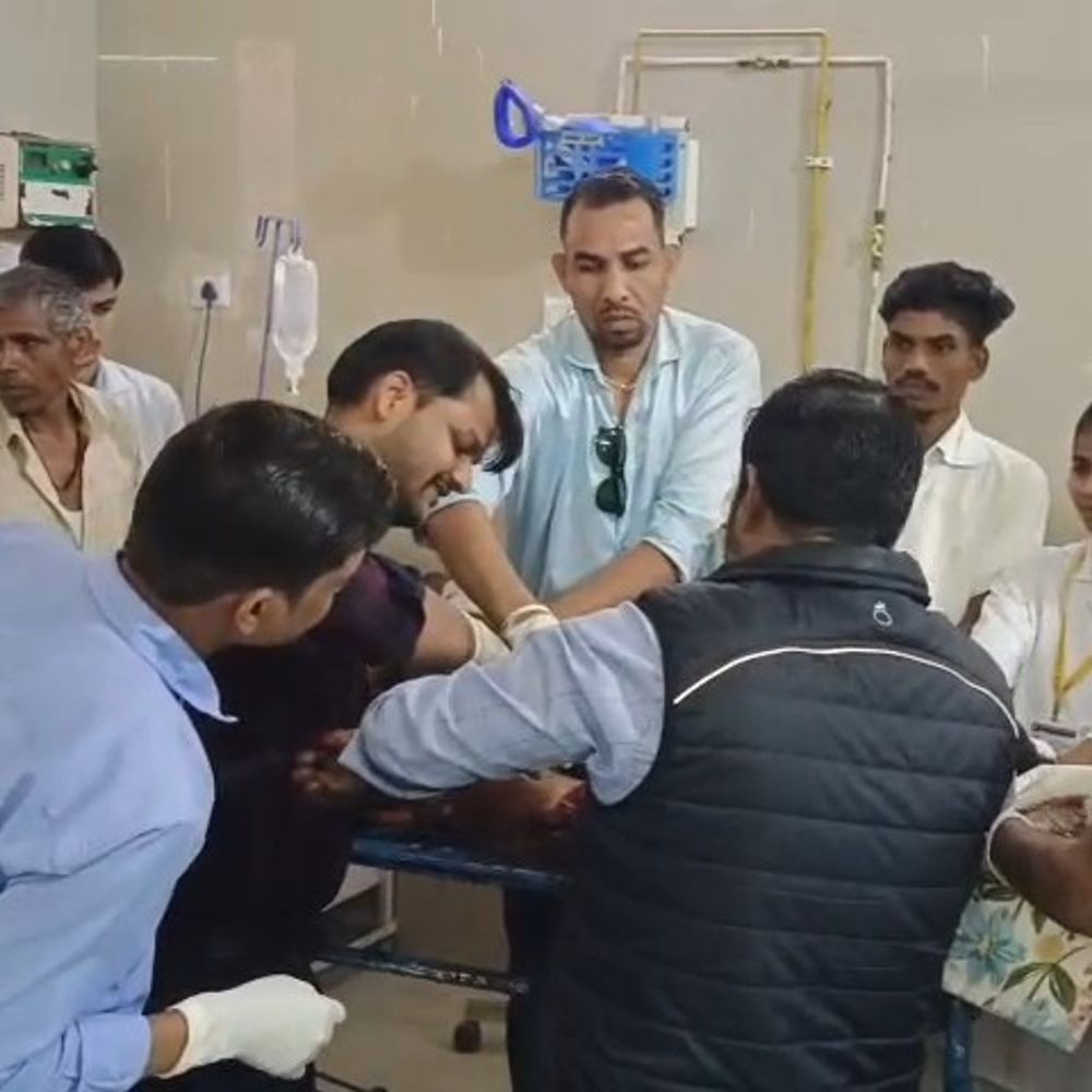 गेहूं निकालते थ्रेसर में आया युवक, सिर-फटा एक हाथ पिचका:दूसरा हाथ फ्रेरक्चर, सिर में आए 25 टांके, युवक गम्भीर हालत में रेफ़र