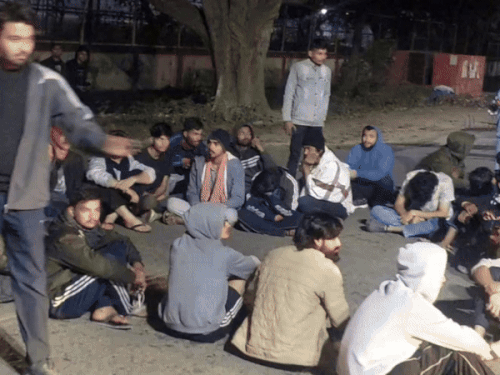 BHU में छात्रों का विरोध:प्राक्टोरियल बोर्ड पर गलत कार्रवाई का आरोप,सड़क बंद कर पकड़े गए युवक को छोड़ने की उठाई मांग