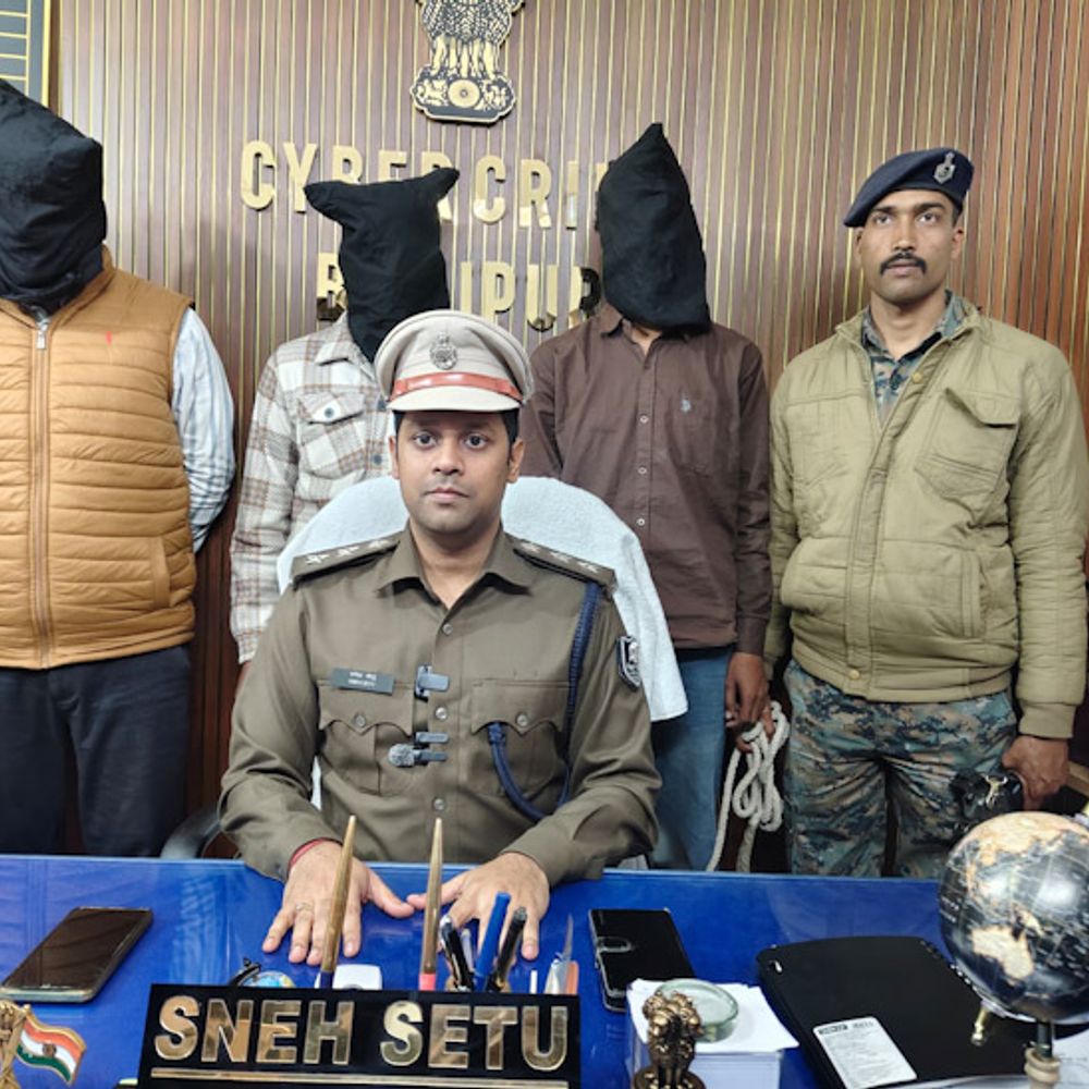 भोजपुर साइबर पुलिस ने तीन ठगों को किया गिरफ्तार:महाराष्ट्र-गुजरात तक फैला था नेटवर्क, बैंक मार्केटिंग पदाधिकारी भी शामिल