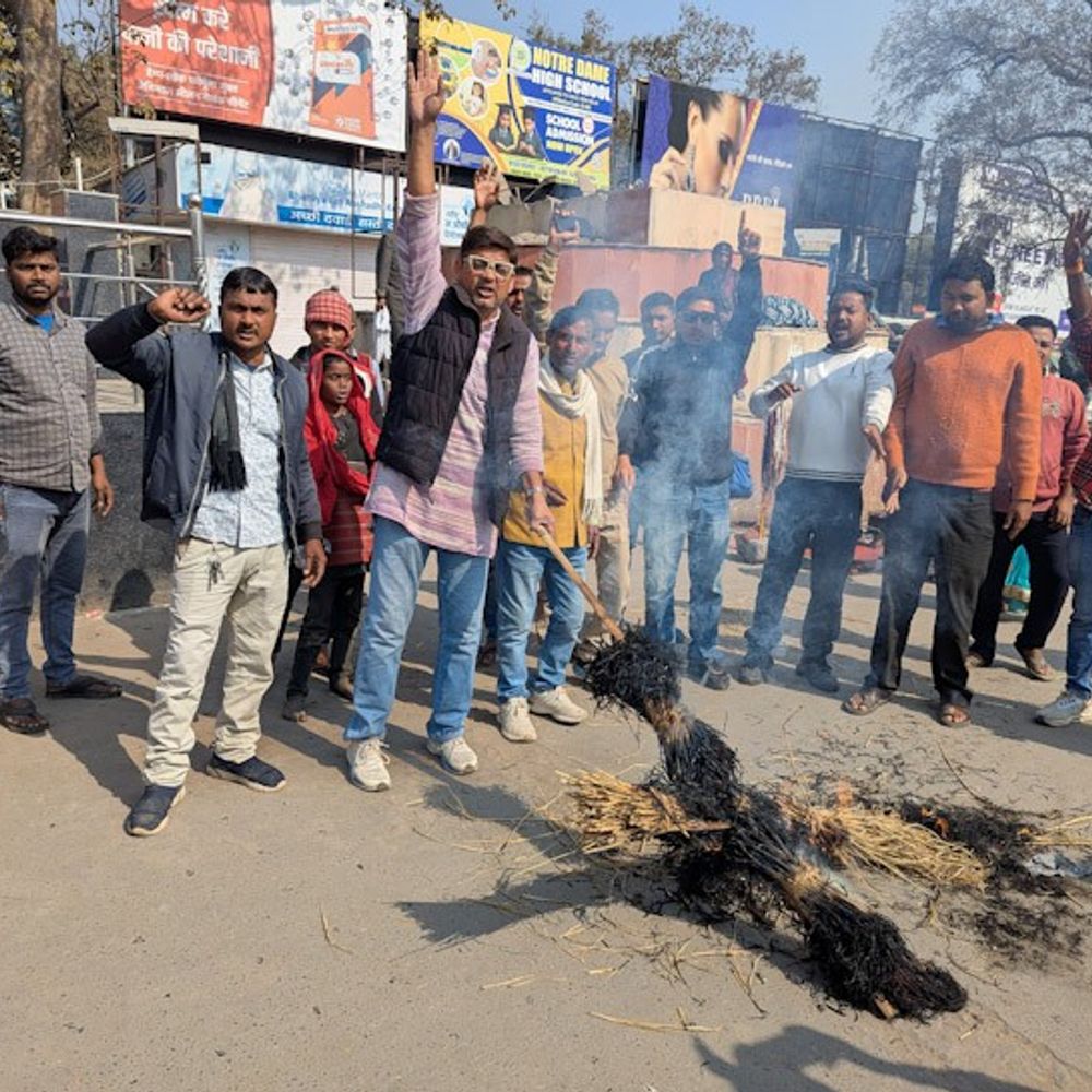 आरा में पप्पू यादव के समर्थकों का जोरदार प्रदर्शन:सरकार के खिलाफ नारेबाजी, फूंका पुतला; रिहाई की मांग, पूरे बिहार में चक्का जाम की चेतावनी