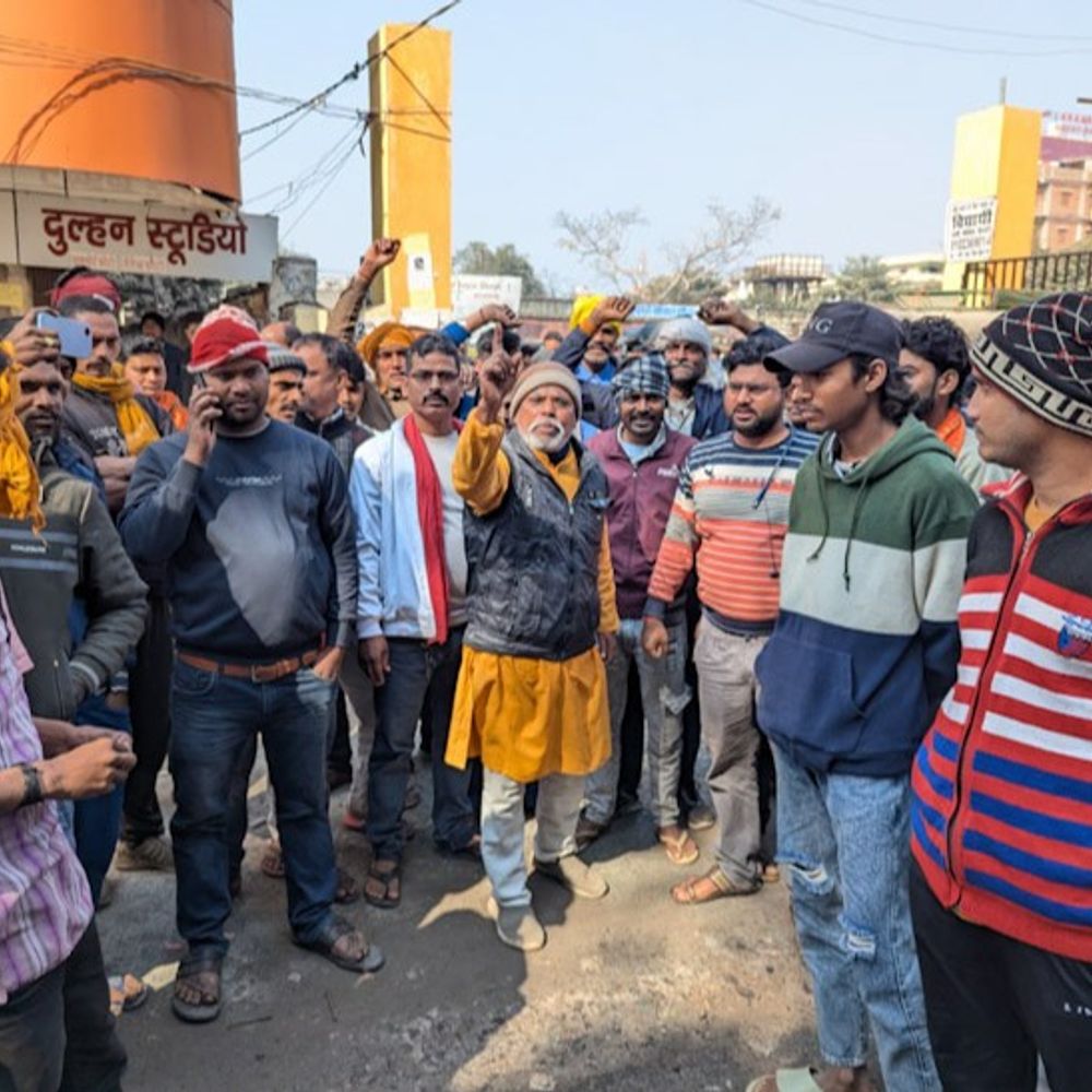 चालान और ऑटो स्टैंड को शिफ्ट करने का विरोध:आरा में प्रशासन के खिलाफ प्रदर्शन, दोहरी नीति अपनाने का आरोप; यात्रियों को बीच रास्ते उतारा