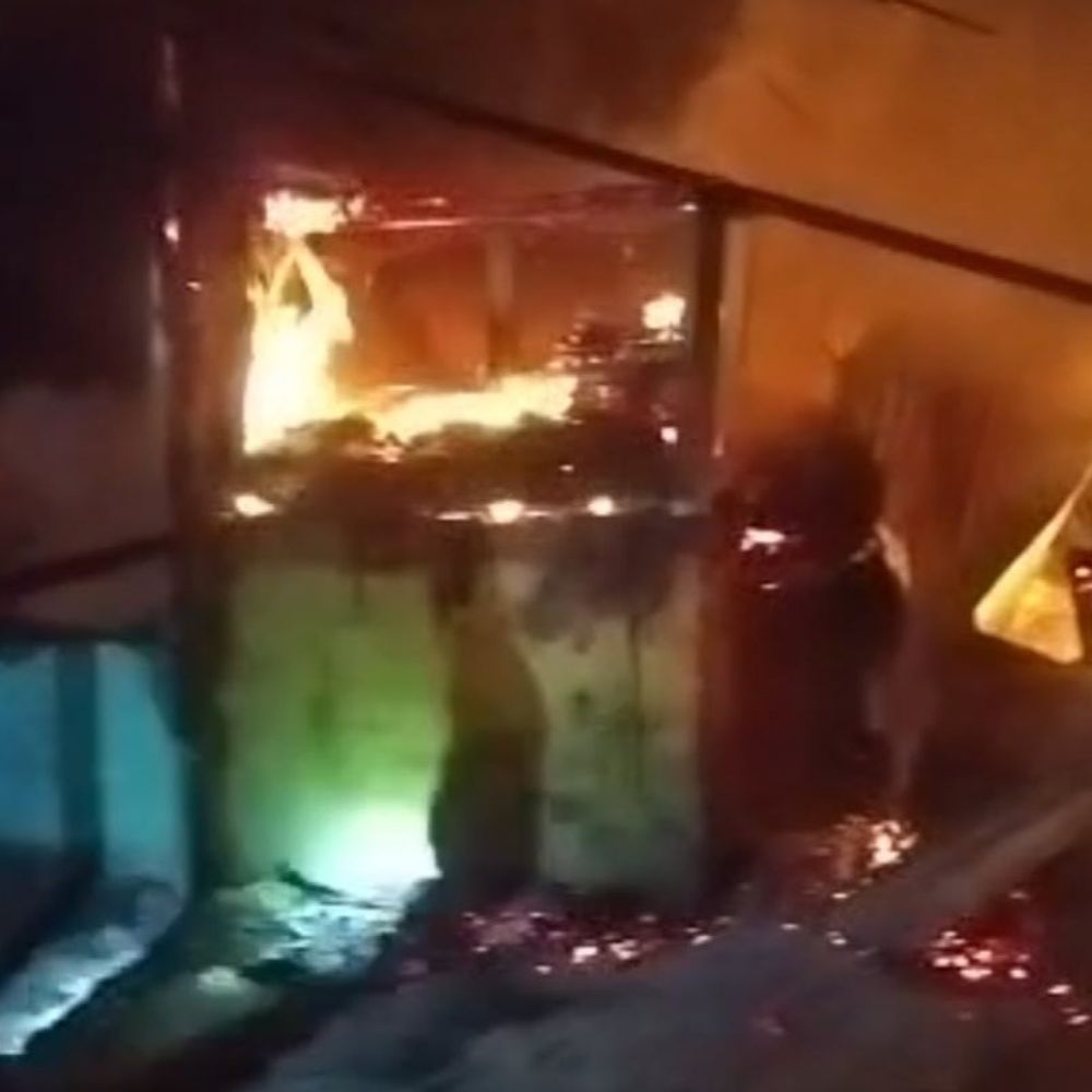 आरा में शॉर्ट सर्किट से लगी भीषण आग:छह दुकानें जलकर राख, लाखों का नुकसान; फायर बिग्रेड की टीम ने कड़ी मशक्कत के बाद पाया काबू