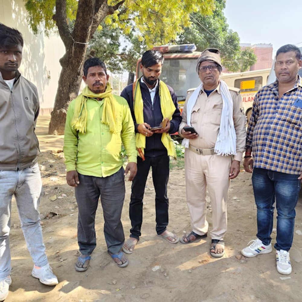 भोजपुर में धारदार हथियार से मारकर दुकानदार की हत्या:मारपीट में बेटा समेत 3 लोग घायल; गांव में नाली को लेकर विवाद हुआ था