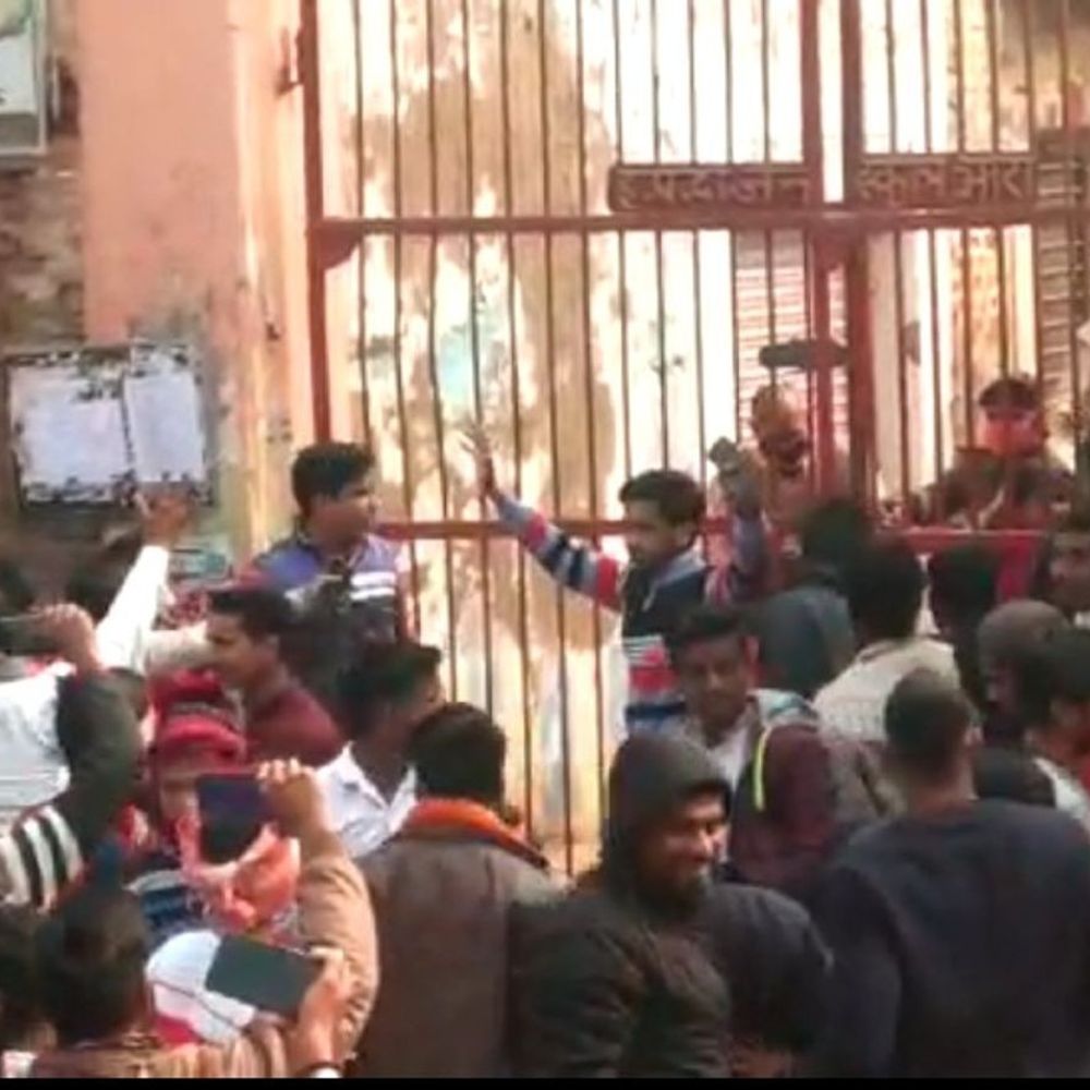 भोजपुर में 36 केंद्रों पर 10वीं की परीक्षा:तीन लेयर में जांच, सीसीटीवी से निगरानी; कदाचार रोकने के लिए जूता-मोजा पहनने पर रोक