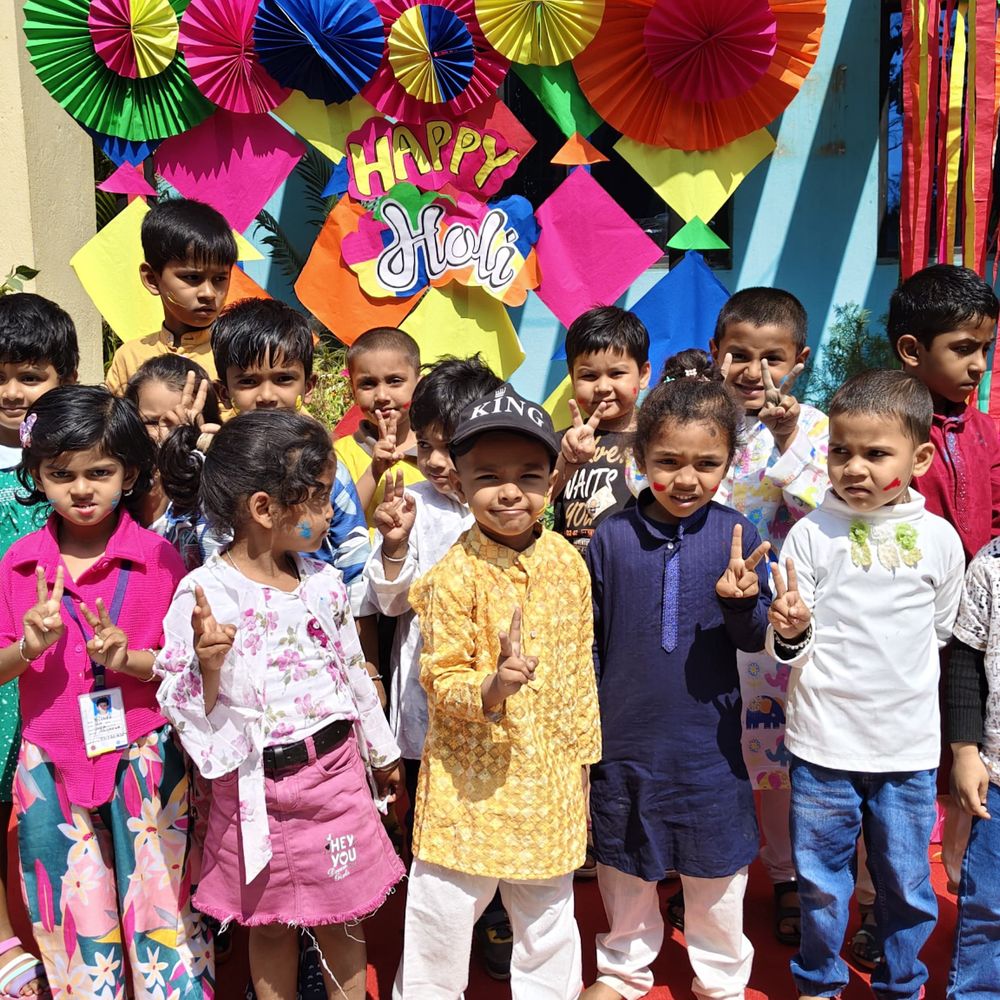 भोजपुर में धूमधाम से मना होली मिलन समारोह:बच्चों ने हर्बल गुलाल से दिया सद्भाव का संदेश, गीतों-डांस से गूंजा परिसर