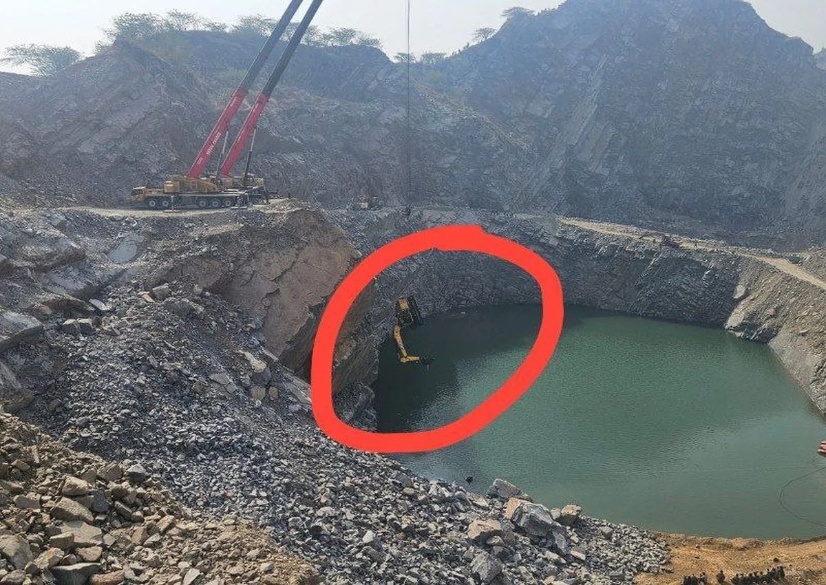 मलबे में दबी पोकलेन मशीन पांचवें दिन बाहर निकाली, ऑपरेटर की तलाश जारी