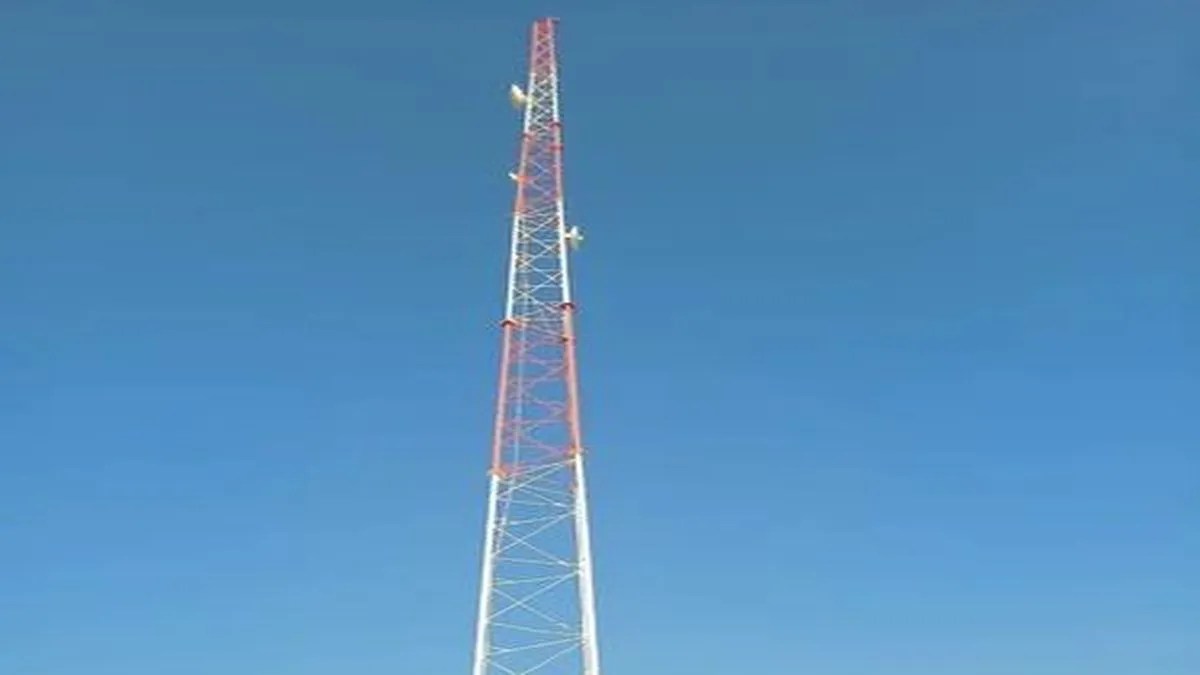 मोबाइल नेटवर्क बदहाल, ऊंचे टीलों पर जाकर करनी पड़ रही मोबाइल पर बात