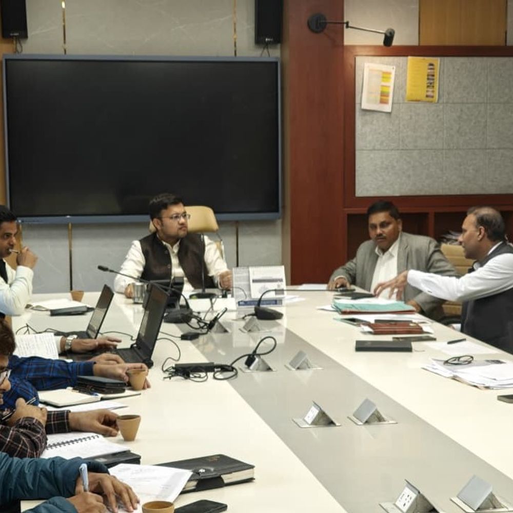 लखनऊ में बिजली विभाग-नगर निगम की बैठक:सीएम ग्रिड का काम पूरा करने में नगर निगम ने मांगा सहयोग,लेसा ने नहीं बढ़ाया कनेक्शन का लोड