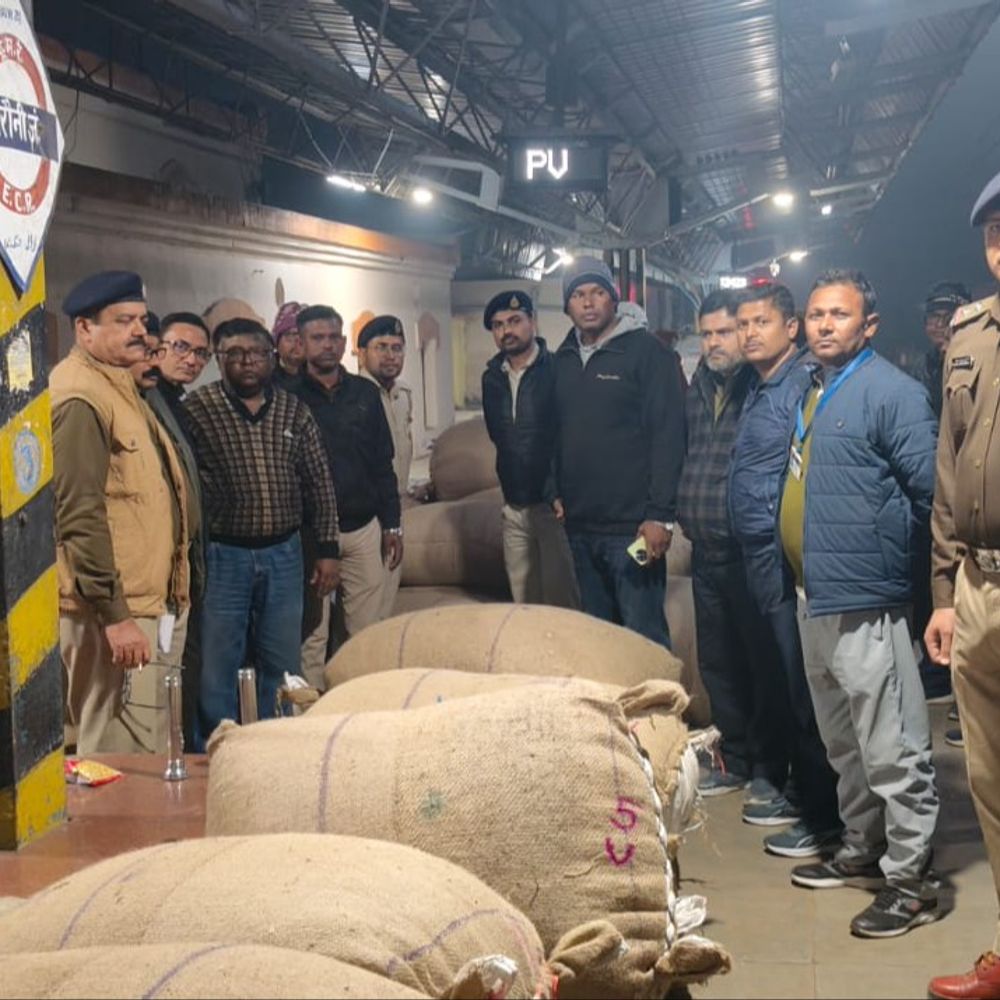 राजधानी एक्सप्रेस से 35 क्विंटल विदेशी सुपारी बरामद:दीमापुर से कानपुर भेजा जा रहा था, कस्टम विभाग और आरपीएफ की टीम ने बरौनी में उतारा