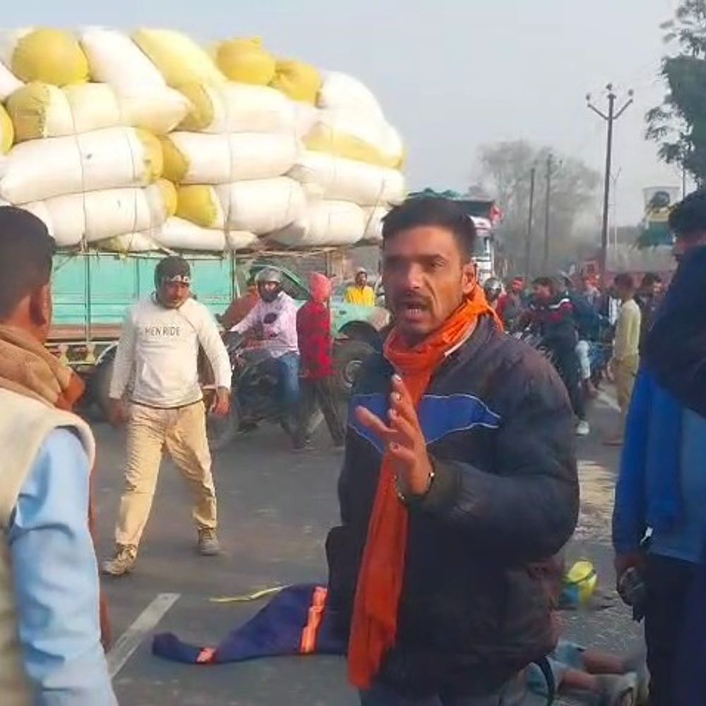 हाईवा ने बाइक में मारी टक्कर, 1 की मौत:दोस्त के साथ ड्यूटी पर जा रहे थे, हादसे के बाद आक्रोशित लोगों ने 1 घंटे रोड जाम किया