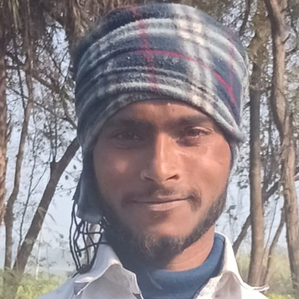 बेगूसराय में सड़क किनारे मिली युवक की लाश:ससुराल से घर लौट रहा था, परिजनों ने हत्या की आशंका जताई: घटनास्थल के पास से बाइक बरामद