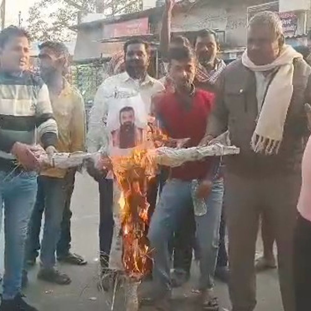 पप्पू यादव की गिरफ्तारी का विरोध, बेगूसराय में प्रदर्शन:गृह मंत्री सम्राट चौधरी का फूंका पुतला, कहा- रिहाई नहीं हुई तो आंदोलन होगा