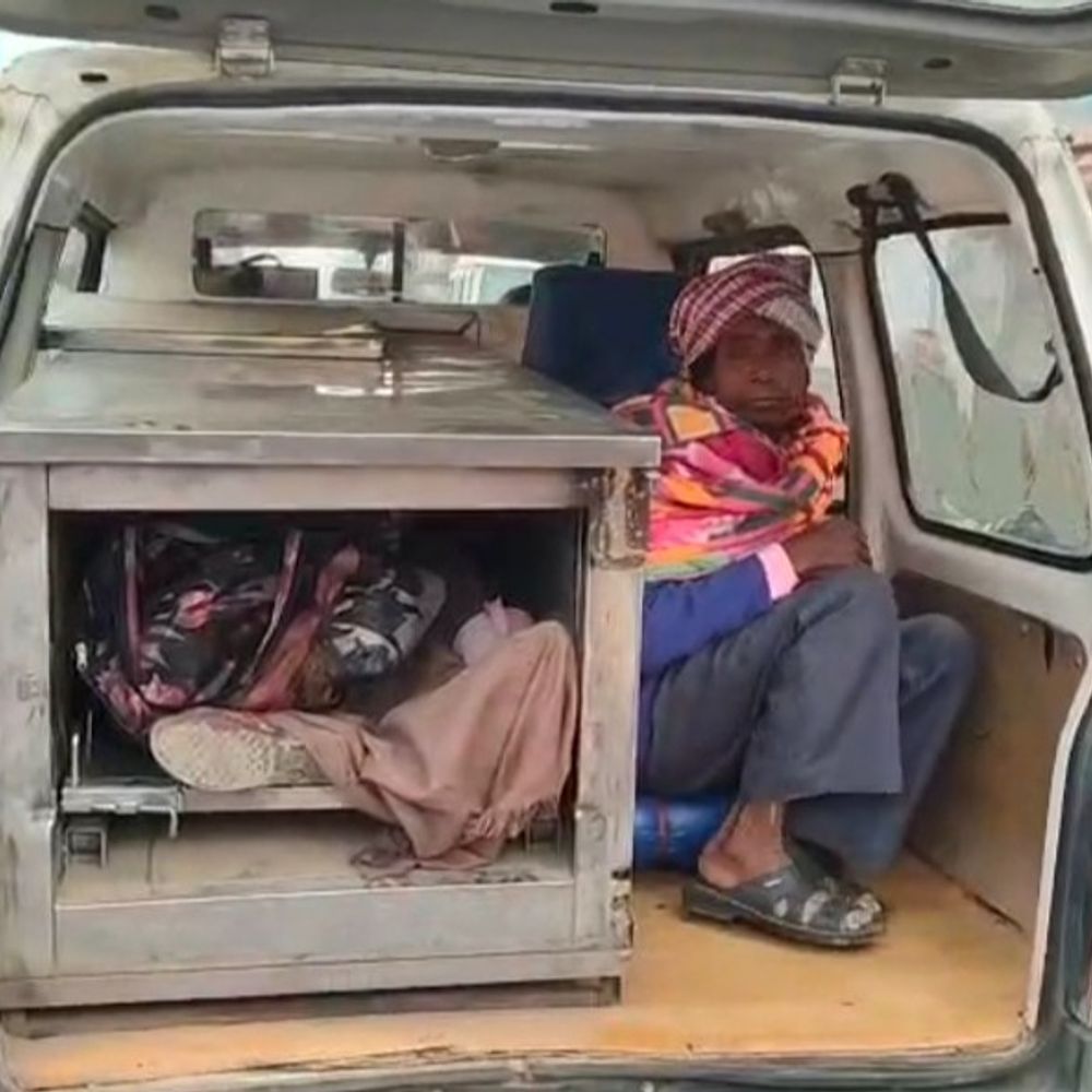 भागलपुर में तेज रफ्तार ई-रिक्शा पोल से टकराई:हादसे में एक महिला की मौत, झारखंड से गंगा स्नान के लिए पहुंची थी; ड्राइवर फरार