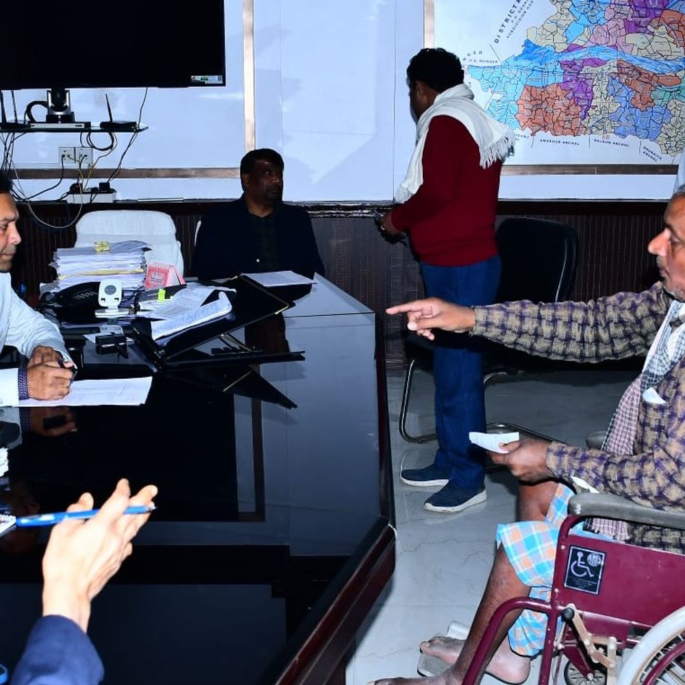 भागलपुर में डीएम ने 16 आवेदनों पर सुनाई की:बुजुर्ग व्हीलचेयर पर पहुंचे, कहा- हुजूर मेरी मदद कीजिए, जिलाधिकारी ने अधिकारी को दिए आदेश