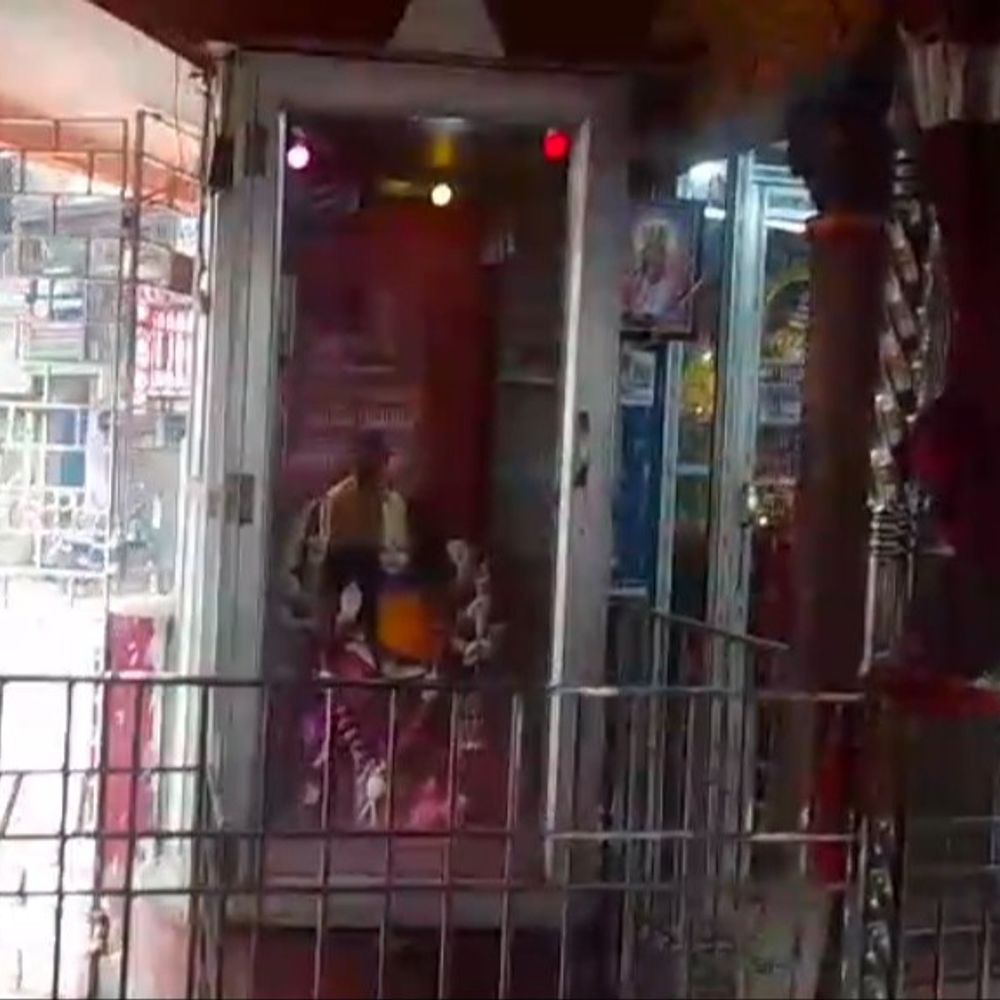 भागलपुर में मंदिर से सोने की नथ और मुकुट चोरी:ताला तोड़कर 3 लाख के गहने ले उड़े, पुलिस चेक पोस्ट के पास वारदात