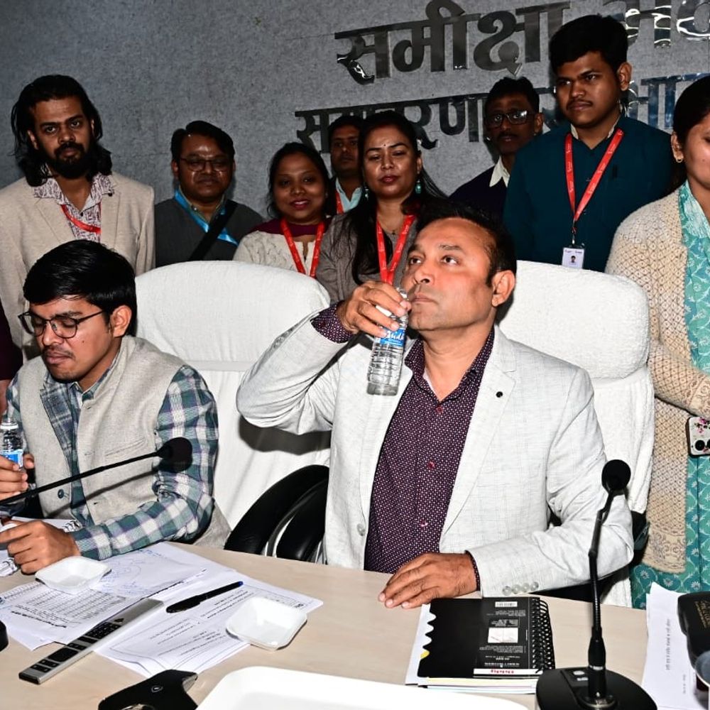 डीएम ने फाइलेरिया की दवा खाकर अभियान की शुरुआत की:28 फरवरी तक चलेगा प्रोग्राम, जिलाधिकारी बोले- सामूहिक प्रयास से ही बीमारी का होगा खात्मा