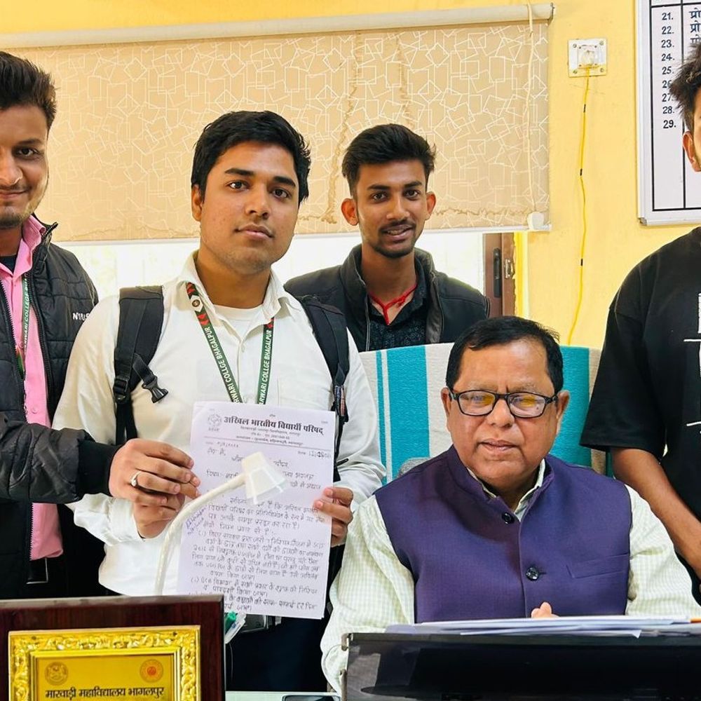 ABVP ने मारवाड़ी कॉलेज के प्राचार्य को सौंपा ज्ञापन:समस्याओं के समाधान की मांग; कहा- क्लास में पंखा, रोशनी की पर्याप्त व्यवस्था नहीं है