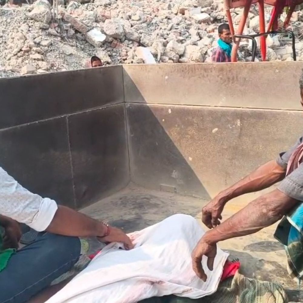 भागलपुर में हत्या के आरोपी की मिली लाश:जानवर को चारा देने गए थे, अमरूद के पेड़ से लटकता मिला शव