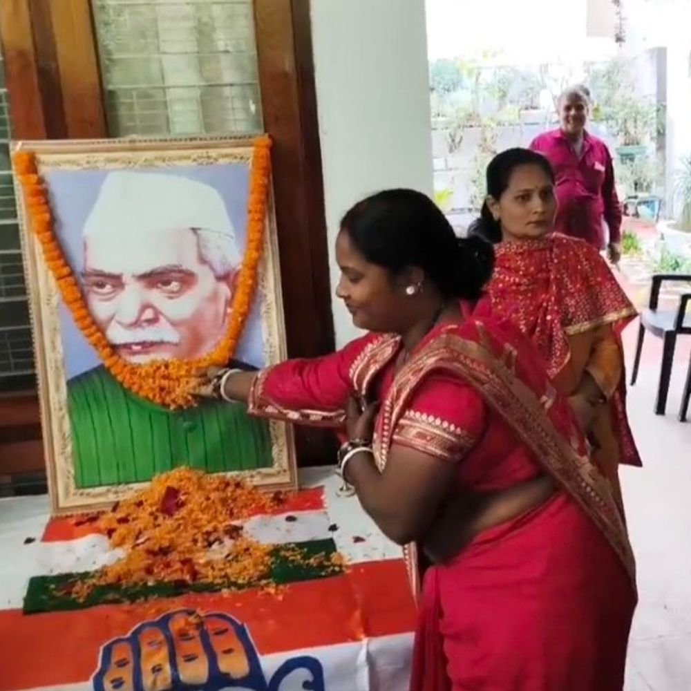 राजेंद्र प्रसाद की पुण्यतिथि पर कांग्रेसियों ने दी श्रद्धांजलि:भागलपुर में कांग्रेस नेताओं ने पहले राष्ट्रपति को किया याद, कहा- लोकतंत्र की नींव रखी थी