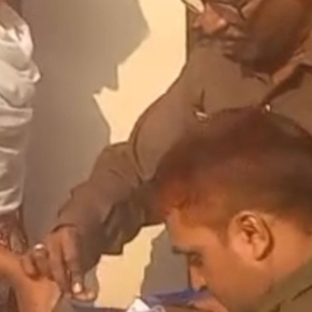 8 घरों पर ढोल-नगाड़ों के साथ कुर्की का इश्तेहार चिपकाया:गयाजी में एक्शन में मुफस्सिल पुलिस; एक करोड़ की ठगी मामले में फरार है बदमाश