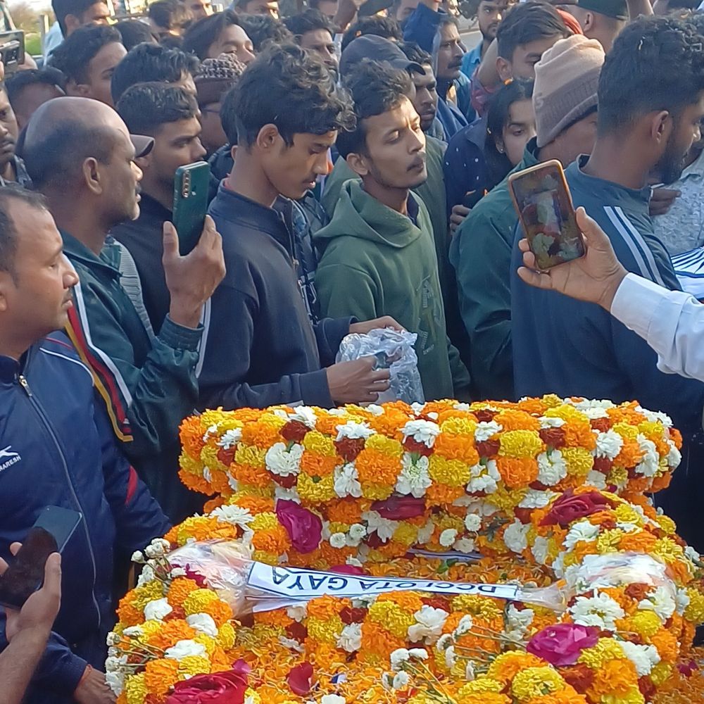 गयाजी पहुंचा जवान का पार्थिव शरीर, दी गई अंतिम सलामी:23 साल सेना में सेवा देने के बाद हार्ट अटैक से निधन, होली में घर आने वाले थे