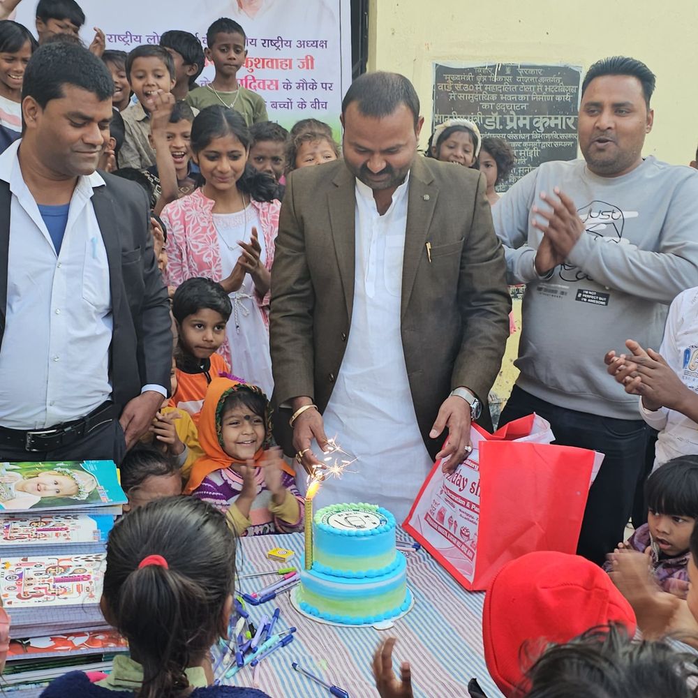 शिक्षा के संदेश के साथ मना उपेन्द्र कुशवाहा का जन्मदिन:गयाजी में वंचित बच्चों के साथ केक काटा, शिक्षा सामग्री भी भेंट की गई