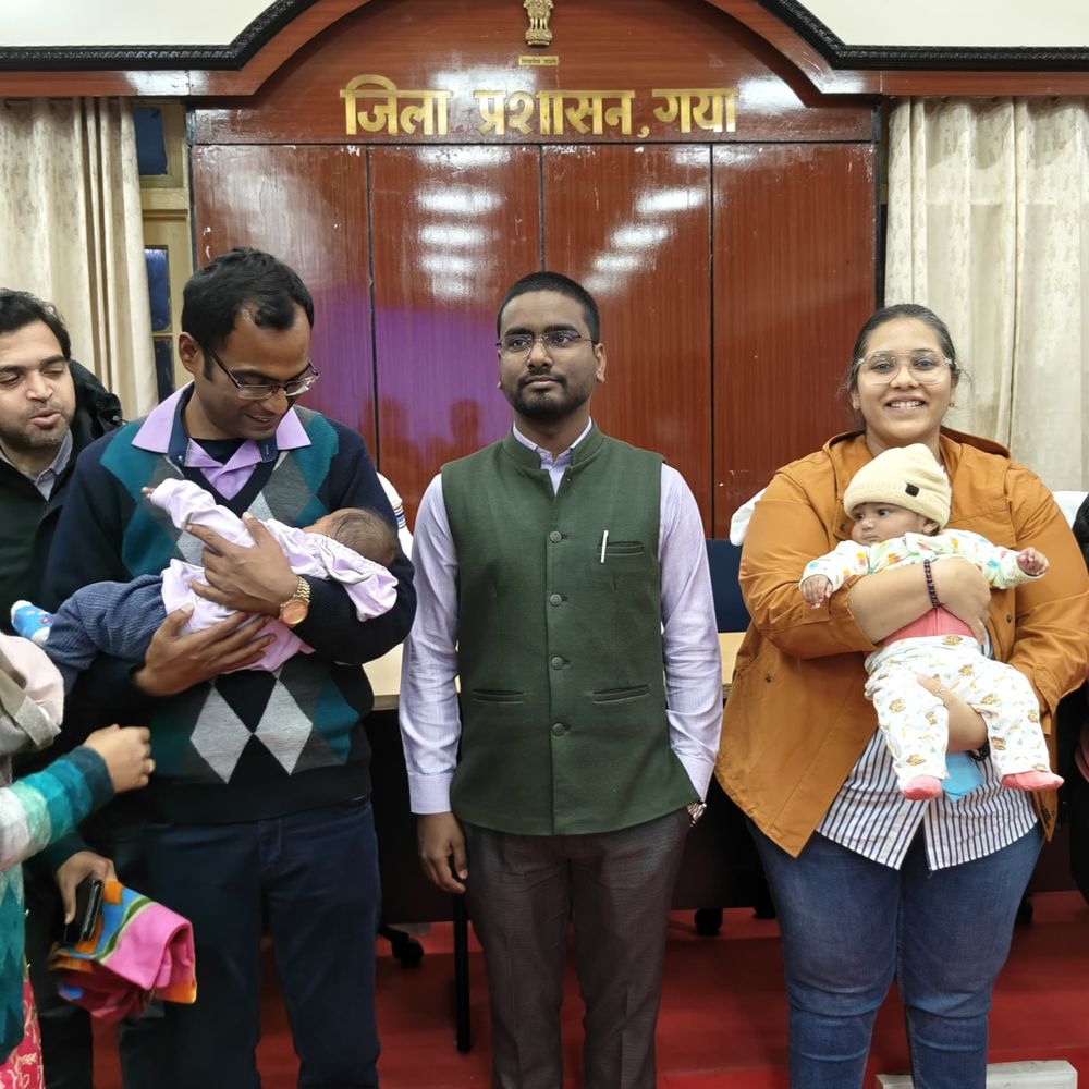 गया में दो बच्चों को मिला नया परिवार:प्रशासन की निगरानी में दत्तक ग्रहण, एक पश्चिम बंगाल तो दूसरी तमिलनाडु के परिवार ने अपनाया