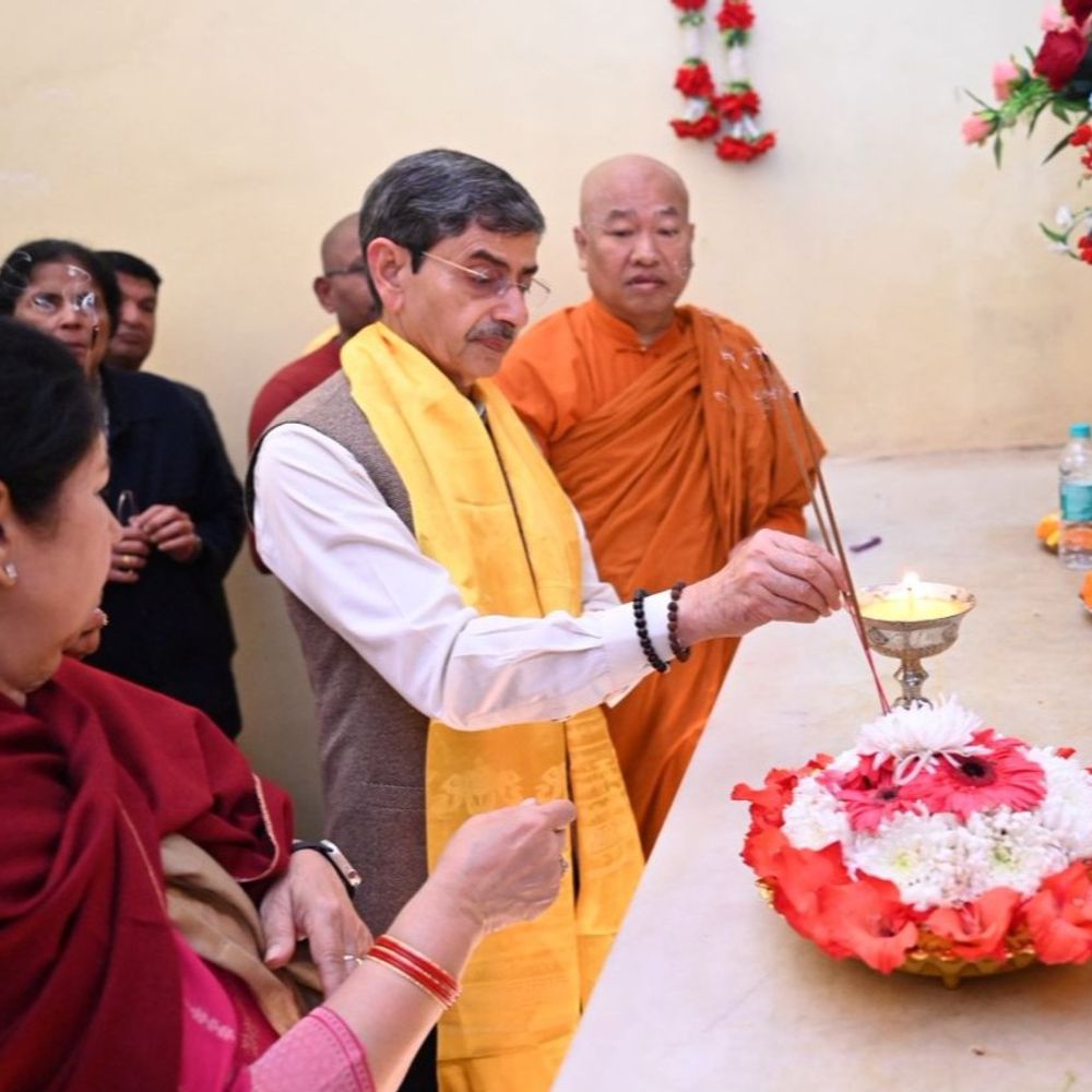 तमिलनाडु के राज्यपाल ने बुद्ध को नमन किया:परिवार संग महाबोधि मंदिर में की पूजा, कहा– यहां की शांति मन को नई ऊर्जा देती