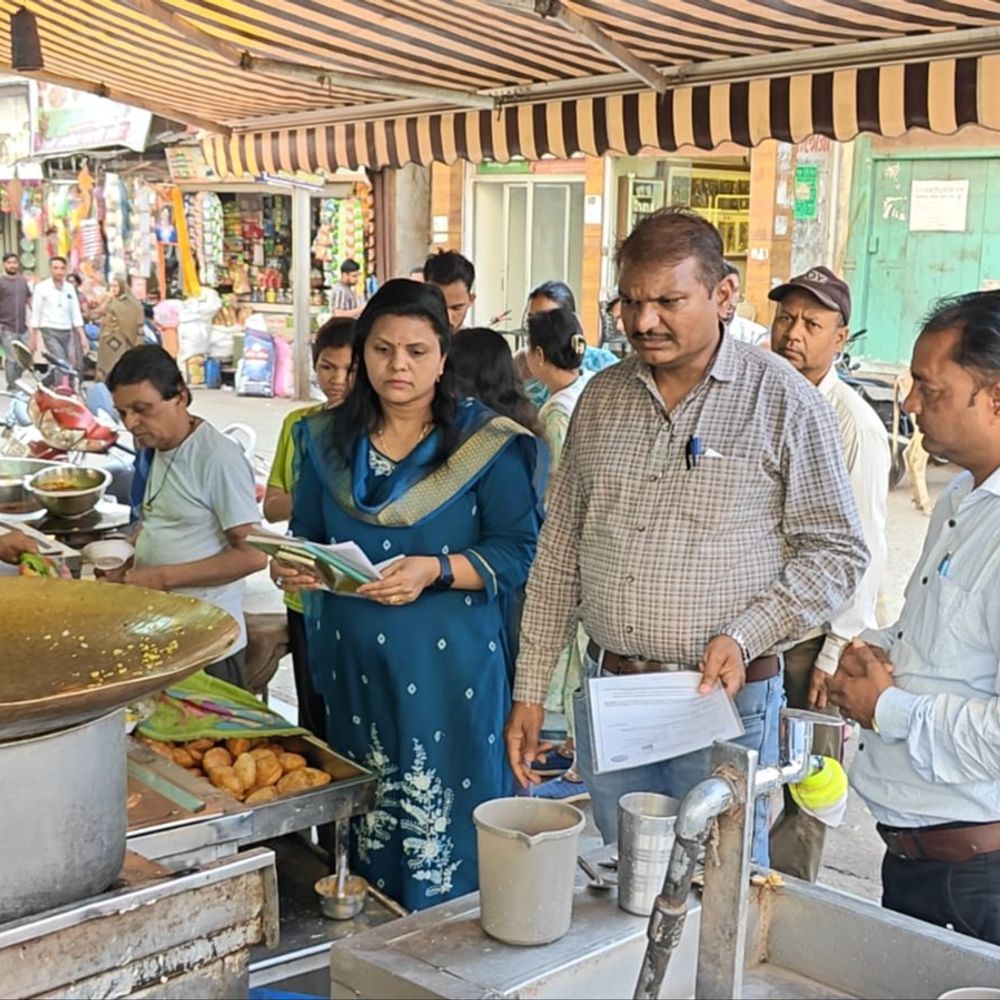 नर्मदापुरम में होली पर्व से पहले जागा खाद्य सुरक्षा विभाग:केलादेवी और महेश मिष्ठान पर मिली गंदगी, नाराज हुई अधिकारी