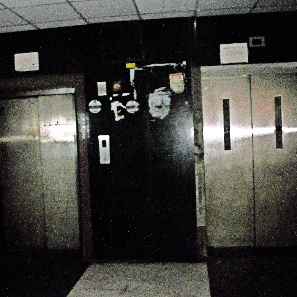 नवजात की तबीयत बिगड़ने पर छठी मंजिल तक ले जाने को लिफ्ट का सहारा, सीढ़ियां तो बनी हैं, लेकिन स्ट्रेचर के साथ ले जाना मुश्किल