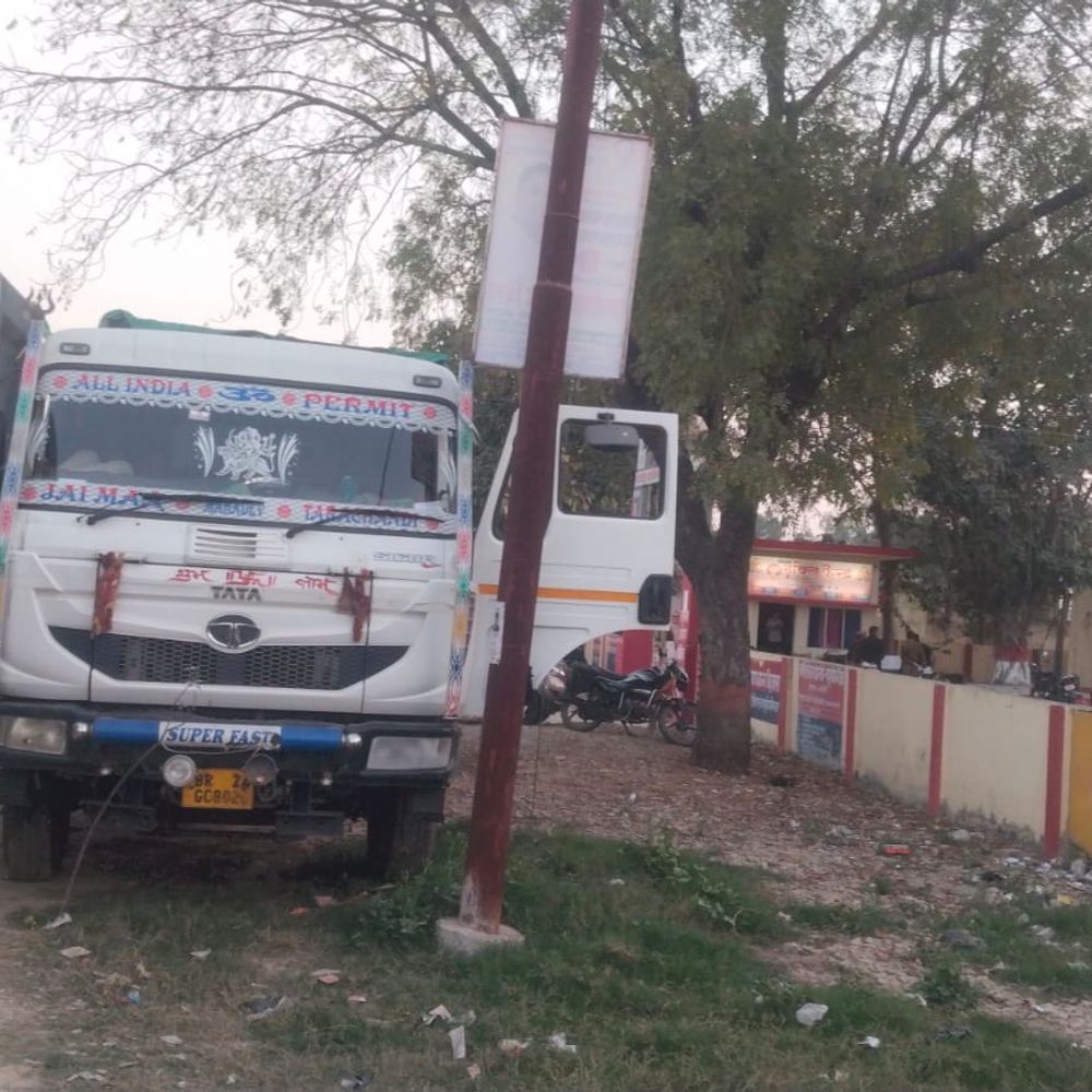 दुर्गागंज में अवैध बालू परिवहन करते दो डंपर जब्त:खनन विभाग ने की कार्रवाई, चालकों के पास नहीं थे कागजात